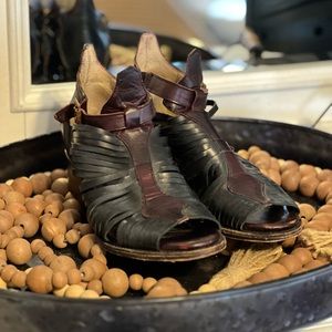 Freebird by Steven Arrow Heeled Sandal. Size 9. Excellent Preowned condition!!